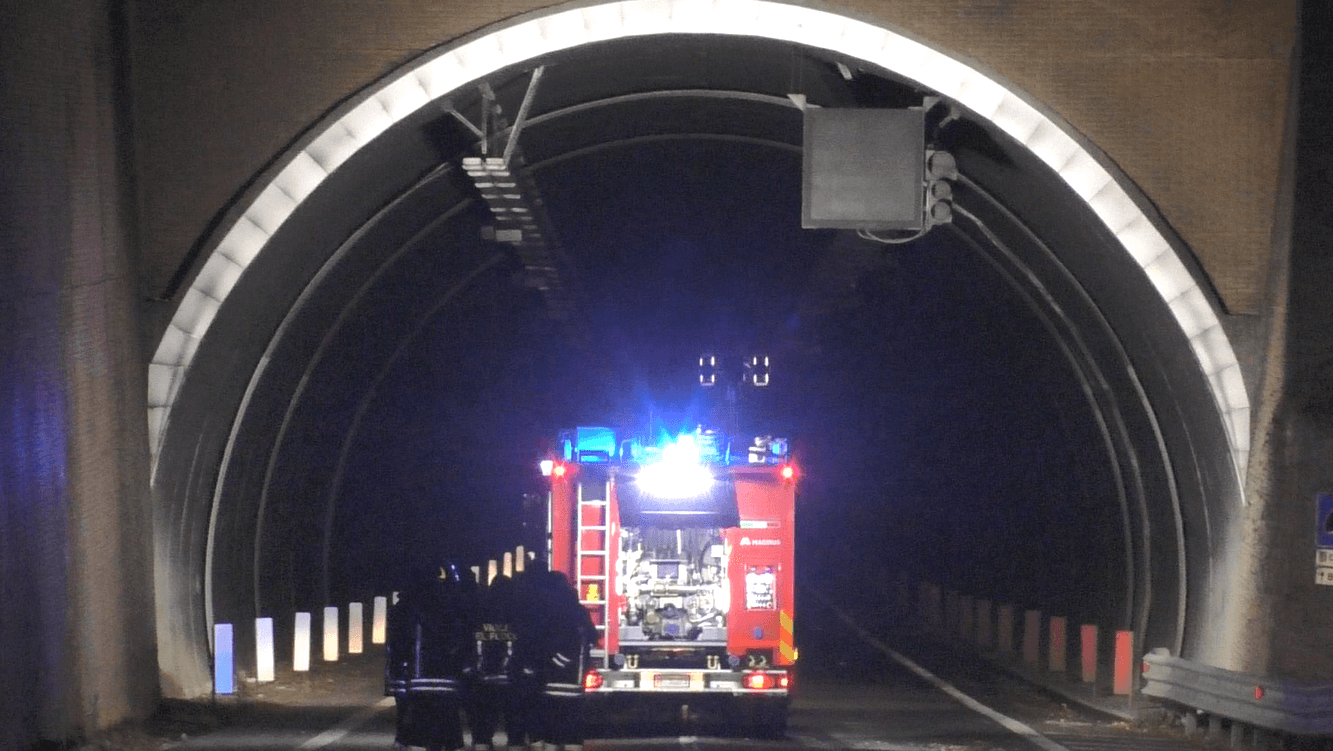 Urbino - Tragico frontale in galleria tra pullman e ambulanza, quattro vittime. L’autista ha provato a evitare l’impatto